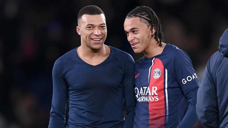 MediaParisien's tweet photo. 🚨🚨 Kylian Mbappé AURAIT pu prolonger PSG pour Ethan Mbappé !

« Je lui ai dit, si tu veux rester, je prolonge et on reste un peu. J'aurais abandonné mon rêve de Madrid pour lui. Ethan, c'est mon frère, ça ne se touche pas. » https://t.co/4pxAiGvonS