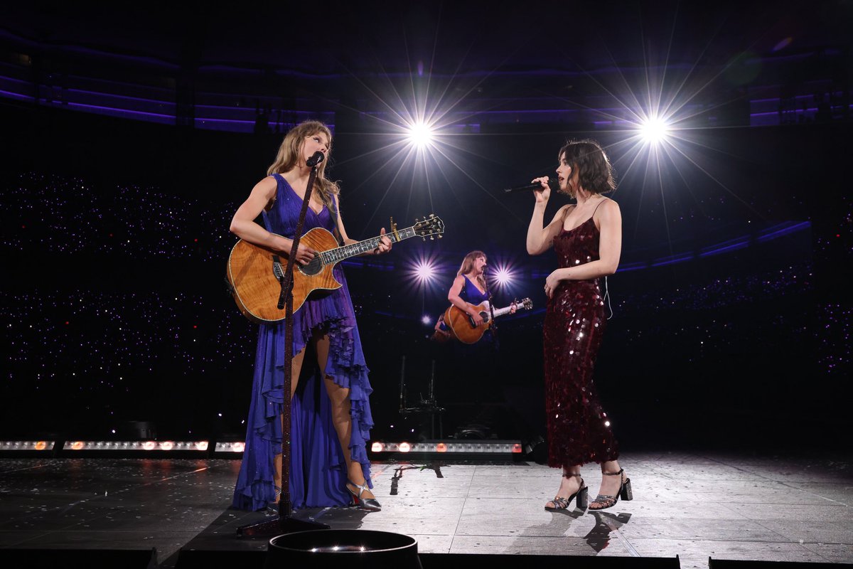GalleryTSwift's tweet image. Taylor Swift and Gracie Abrams performing during the #VancouverTSTheErasTour on December 7, 2024.

📷 More photos: taylorswiftgallery.com/thumbnails.php…