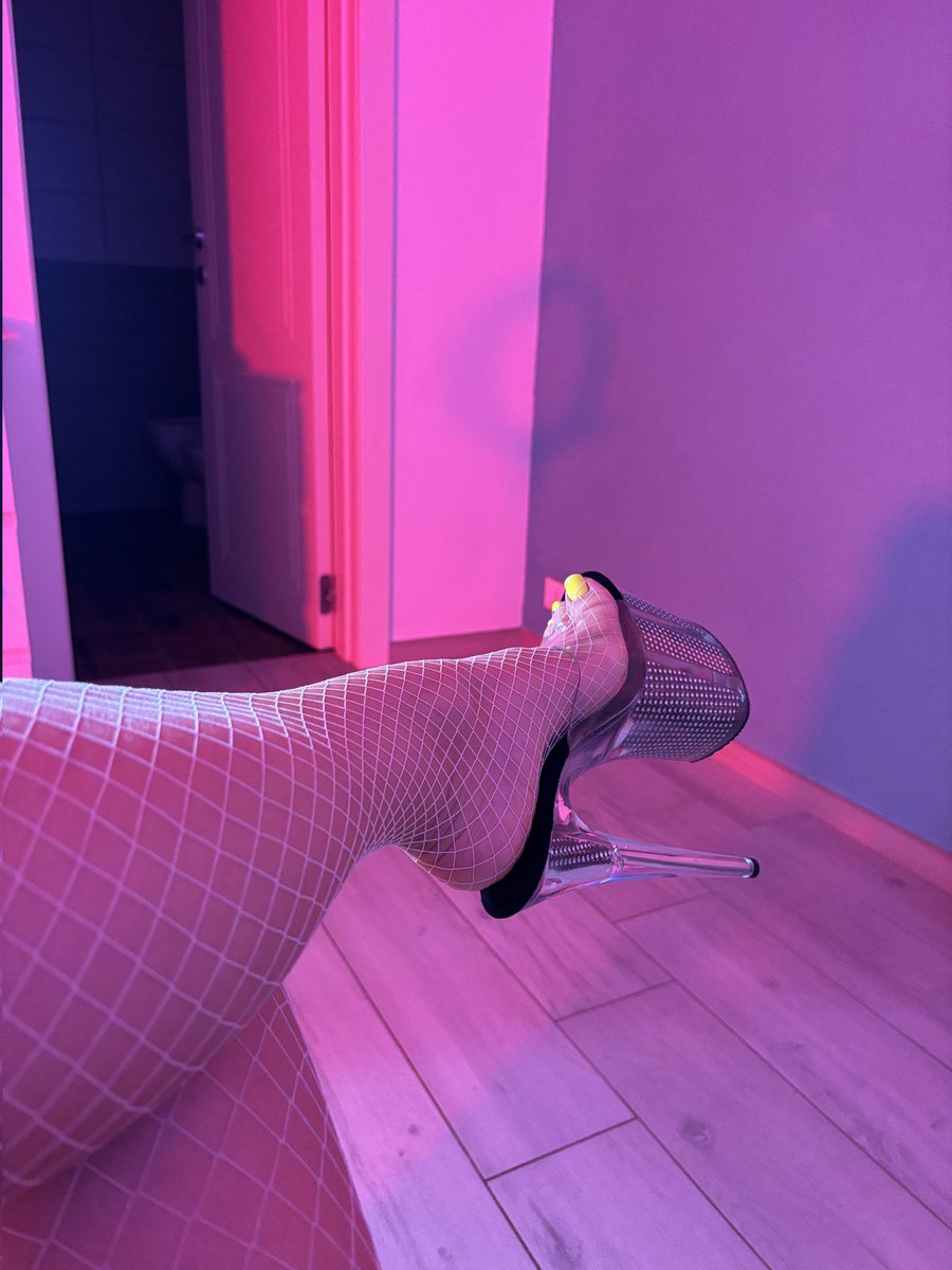 Venusclad's tweet photo. Spoil and suck my feet 👠🧦 https://t.co/6GV4PtFCYJ