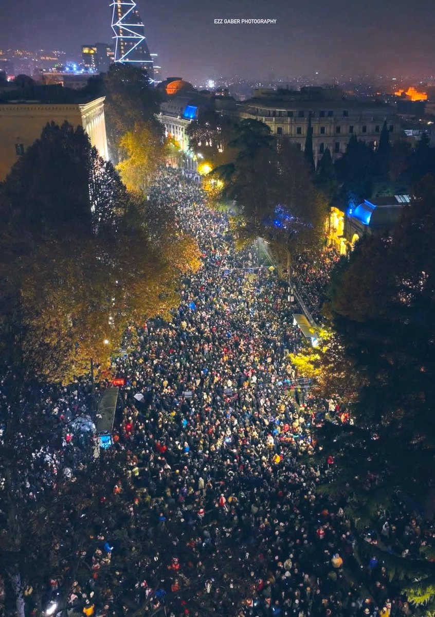 Encore, encore, encore, 11ème soir de suite ! Les Géorgiens 🇬🇪 sont encore des milliers à être debout dans les rues du pays face à ce régime mafieux qui envoie des malfrats tabasser et intimider les manifestants ! Ils ne lâchent rien. Ne regardons pas ailleurs, c’est l’Europe !