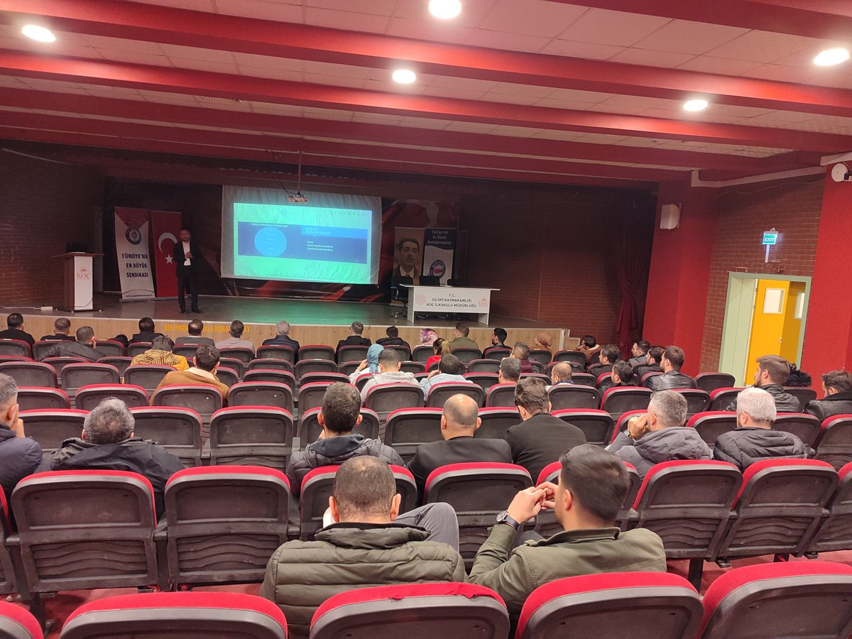 AbdullahCati's tweet photo. 📍SİLOPİ
İŞ YERİ SENDİKA TEMSİLCİLERİ TOPLANTIMIZ 

Cesareti sermayesi, inancı iradesi, idealleri enerjisi olan bir teşkilat olarak “Şanlı bir tarih, kararlı, soylu bir mücadeledir, hikâyemiz.

Türkiye’nin entelektüel birikimi, yeni ve büyük Türkiye’nin, adil bir dünyanın müjdesidir, mücadelemiz. 

Türkiye’de değişimin öznesi, emperyalizme karşı medeniyet stratejisi, ‘Sahtekârlığın evrensel düzeyde egemen olduğu yerde, gerçekleri söylemek devrimci bir eylemdir’ diyerek neoliberalizm düzenine karşı helal ekmek mücadelesidir, gayemiz.

Gelir dağılımında adaleti, sermaye karşısında emeği, sapkın lobilere karşı aileyi, deizme, ateizme, nihilizme karşı inancı savunmaktır, varlığımız.

Darbe düzenine karş�� millet iradesini, vesayete karşı bağımsız Türkiye’yi savunmaktır, varlık nedenimiz.

Kapitalist kültürün bize dayattığı rollere, çarpık küresel emek düzenine, insanlığa giydirilmek istenen deli gömleği ideolojilere, siyonizme, emperyalizme, kapitalizme ‘hayır’ diyen, kadim bir ruhla özgün bir duruşu temsil eden teşkilatımıza selam olsun.

Sesi kısıkların çığlığı, gözü yaşlıların sesi, mağdurların, mazlumların, mahrumların nefesi olanlara; Arakan’ın, Doğu Türkistan’ın, Suriye’nin, Filistin’in, Kudüs’ün, Aksa’nın müdafilerine selam olsun. 

Moğol kasırgası kapıya dayanınca ne yapmak gerektiğine dair fetva isteyenlere, ayağa kalkıp kılıcını çekerek ‘Bugün fetva günü değil, kan verme günüdür’ diyen İmam Takuyiddin gibi, 15 Temmuz gecesi fetva ve sufle beklemeden, gün bugündür, an bu andır, dem bu demdir, diyerek 1 dolara vatanı satanlara, alçak uçuşlarla ölüm kusanlara direnen serdengeçtilere selam olsun. 

Temel hak ve özgürlükleri savunan, mali, sosyal ve özlük haklarını artıran, sağladığı 88 kazanımla eğitim çalışanlarının hakkının, itibarının, emeğinin, alın terinin teminatı olan bu muhteşem teşkilata helal olsun”

“İşimiz vaktimizden çok diye şikâyet etmeyeceğiz, örgütlü yapımızla zoru kolay, imkânsızı mümkün kılmaya devam edeceğiz.

Emeğimizi çaldırmayacak, emek hırsızlarına nefes aldırmayacağız.

Sahadan onlarca sorun sayabiliriz, evet, unutmayalım ki umudumuz, örgütlülüğümüz sorunlarımızdan daha büyük. Dünkü sorunlarımız bugünkülerden çok daha kolay değildi. Hepsini bir bir aştık, aşıyoruz. ‘Yüreği soğuyanın, savaşı biter’ diyor Sezai Karakoç. Yeter ki heyecanımız canlı, teşkilatımız diri olsun.”

Türkiye’nin en büyük emek örgütü, en güçlü sendikasıyız. Çalışanlar her tarafa kulak kesiliyor ve sonunda dönüp Eğitim-Bir-Sen’e bakıyorsa, bu, çözümün ve umudun adresini işaret ediyor demektir. 

Sadece üyemize karşı sorumluluk duygusu taşımadık; ülkemize, milletimize, yerküremize karşı da sorumlu davrandık her zaman. ‘Dünyada açlık çeken tek bir çocuk bile olduğu müddetçe, her türlü servet çalıntıdır’ diyor Japon Yazar Fuminori. Eşitsizlikler ve adaletsizlikler, yoksulluk ve yoksunluk insanlığın kaderi olmamalıdır, diyoruz. 

Üstad Sezai Karakoç’un dizelerindeki gibi, ‘Kaç aç varsa hepsi ben/ Kaç hasta varsa hepsi ben/ Kaç liman önlerinde dönen işsiz hamal hepsi ben’ diyoruz. 

Ten rengimiz farklı olsa da ter rengimiz aynı, göz rengimiz farklı olsa da gözyaşımızın rengi aynı, bakış açılarımız farklı olsa da yaşadığımız acılar aynı, diyerek Akif İnan’ın, ‘Türkümüz dünyayı kardeş bilendir/ Gökleri insanın ortak tarlası’ bakış açısıyla emek mücadelemizi yerelden evrensele büyütmeyi sürdürüyor, ‘Dünya beşten, emek sermayeden büyüktür’ demeye devam ediyoruz. 

Kavgamız, kapitalistlerle, emperyalistlerle, siyonistlerledir. Kavgamız, bunların taşeronu teröristlerledir. Kavgamız, kanlı stratejileriyle dünyanın kaynaklarını kurutanlarla, vekâlet savaşlarıyla ülkemize, milletimize savaş açanlarla, İstiklal’de, Karkamış’ta masumlara kastedenlerle, Aybüke, Necmettin, Arzu ve Ayşenur öğretmenlerimize kıyanlarladır, kavgamız. Kavgamız, aşımıza, ekmeğimize göz koyanlarla; havamızı, suyumuzu, neslimizi bozanlarladır”

“Emeğimize sahip çıkacak, her çözümümüze bir sorun bulmaya çalışanların kuru gürültüsüne pabuç bırakmayacağız.
