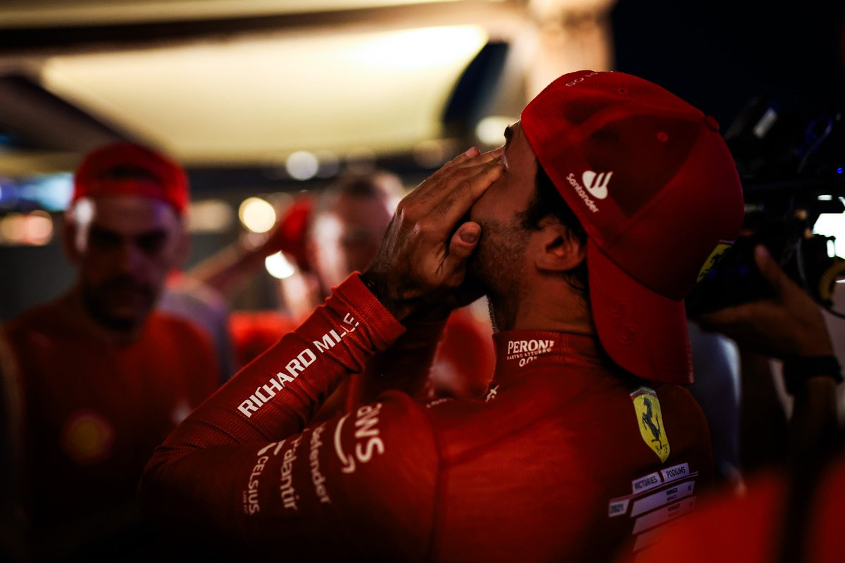 itsnotme_ari's tweet photo. not carlos crying, stop this STOP THIS NOW https://t.co/o6YBQBfwmb