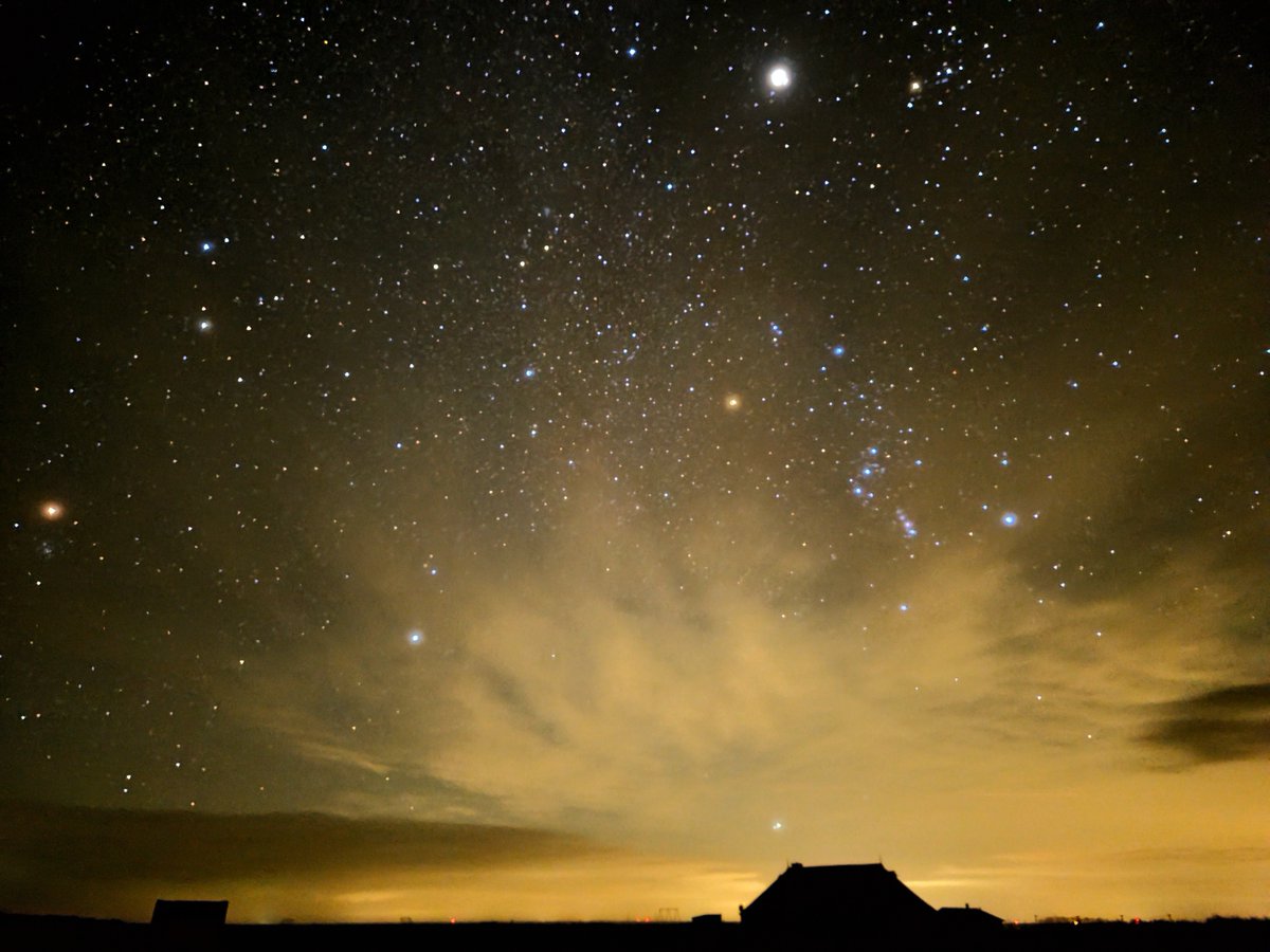 's tweet image. Dark Sky Park Boschplaat op #Terschelling 😍. En ja, de gele gloed komt van het vaste land van Friesland maar was deze avond vooral opvallend door de bewolking en het vocht in de lucht. #sterrenhemel #sterrenkijken