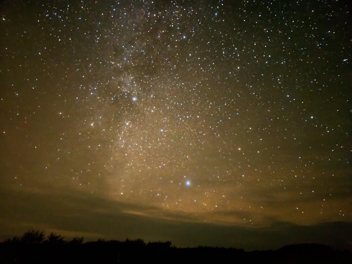 's tweet image. Dark Sky Park Boschplaat op #Terschelling 😍. En ja, de gele gloed komt van het vaste land van Friesland maar was deze avond vooral opvallend door de bewolking en het vocht in de lucht. #sterrenhemel #sterrenkijken