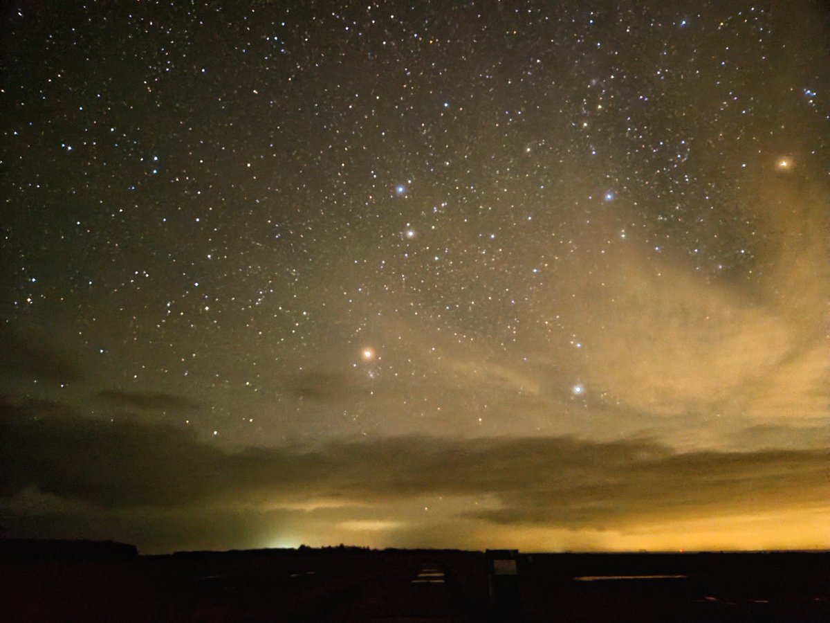 's tweet image. Dark Sky Park Boschplaat op #Terschelling 😍. En ja, de gele gloed komt van het vaste land van Friesland maar was deze avond vooral opvallend door de bewolking en het vocht in de lucht. #sterrenhemel #sterrenkijken