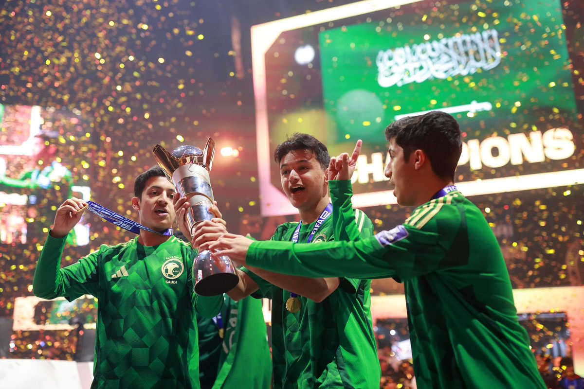 turkialfawzan's tweet photo. الحمدلله.. المستحيل ليس سعوديًا 🇸🇦!

تشرفت بتتويج أبطال العالم، أبطال منتخبنا السعودي بطل كأس العالم في #FIFAe في لعبة روكيت ليق 

انجاز جديد وعالمي باسم المملكة العربية السعودية يقوده أبطالنا 🇸🇦🇸🇦 https://t.co/wQImQ8WRdL