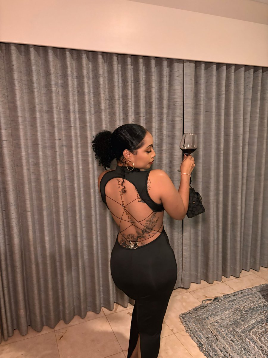 adinalharris's tweet photo. Giving grown &amp; sexy 🍷 https://t.co/A9Xq2sIzUw