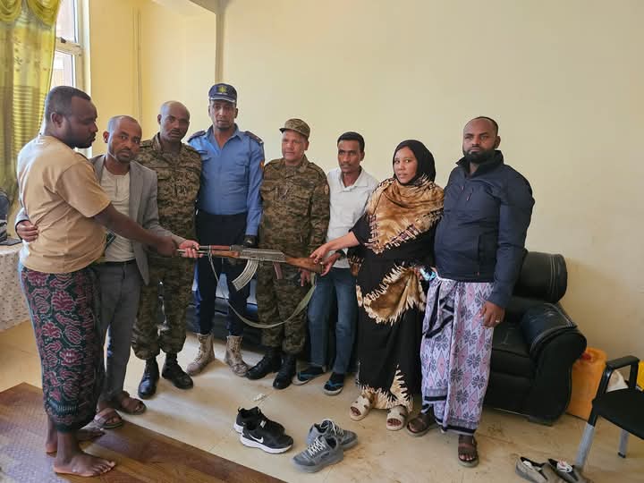 baasha11111's tweet photo. ለረ/ኢ/ር ጀግናው መሃመድ አብዱ ከጠላት ጋር ተዋግቶ ብቻውን የሰራውን ጀብድ ምክንያት በማድረግ የቀጠናው  ጀግናው የሃገር መከላከያ ሰራዊት አመራሮች በኩል ክላሽ እንኮብ መሳሪያ  እውቅናና ሽልማት ተበረከተለት ። 💪💪 https://t.co/n9P1GirHmt