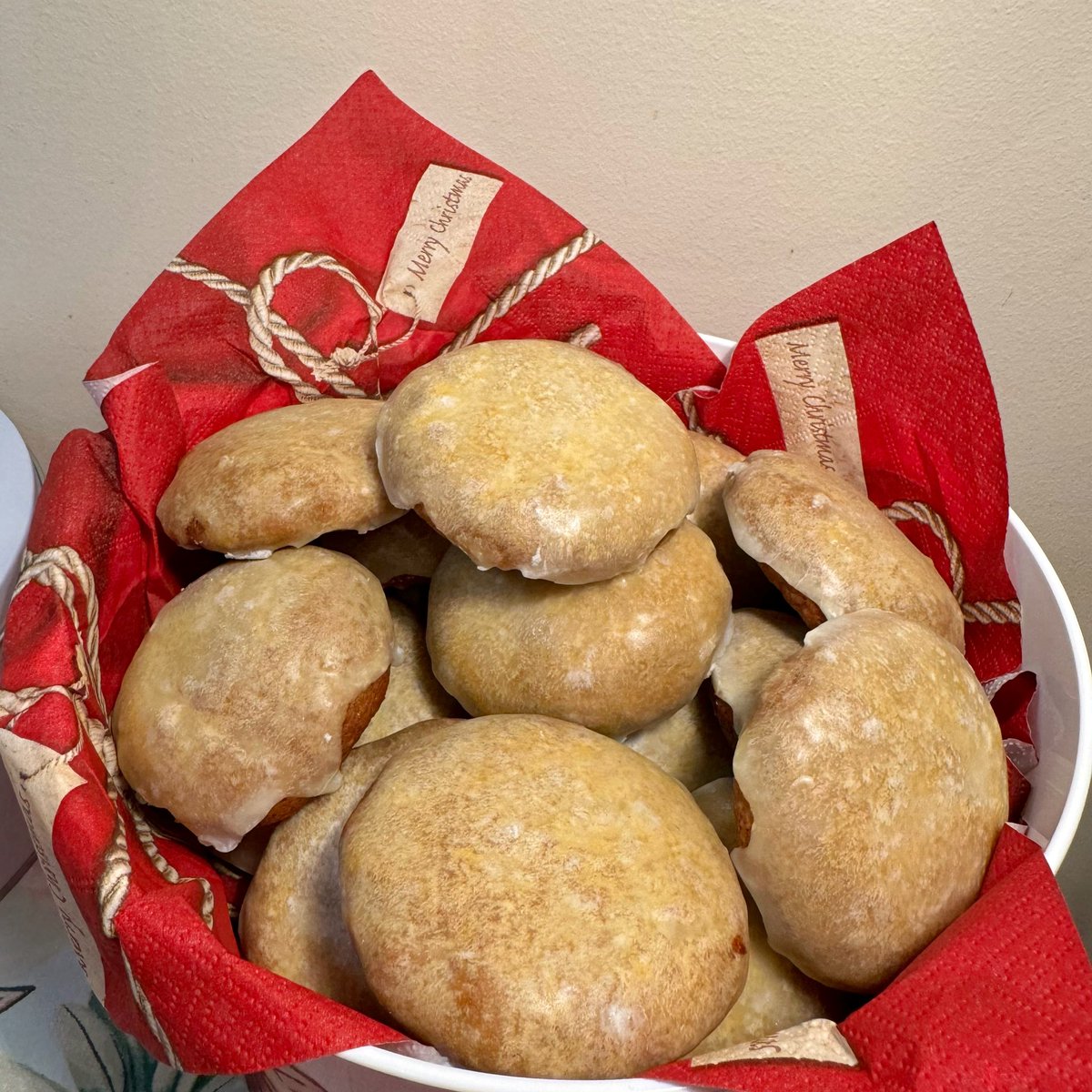 Gosia_Gorczyca's tweet photo. Taka niedziela 🌲💫🎁 #pierniki #lebkuchen #nalewka #wiśnia #malina #prezenty #handmade 🎄🎁🌟🍪🍷💫 #goniapiecze #rmfclassic https://t.co/tOdLOSvgij