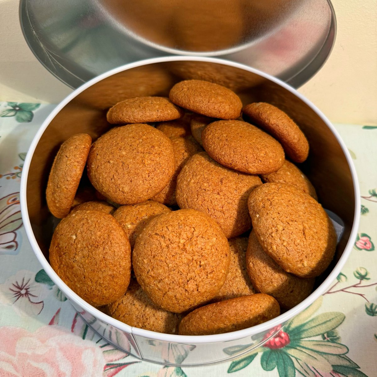 Gosia_Gorczyca's tweet photo. Taka niedziela 🌲💫🎁 #pierniki #lebkuchen #nalewka #wiśnia #malina #prezenty #handmade 🎄🎁🌟🍪🍷💫 #goniapiecze #rmfclassic https://t.co/tOdLOSvgij