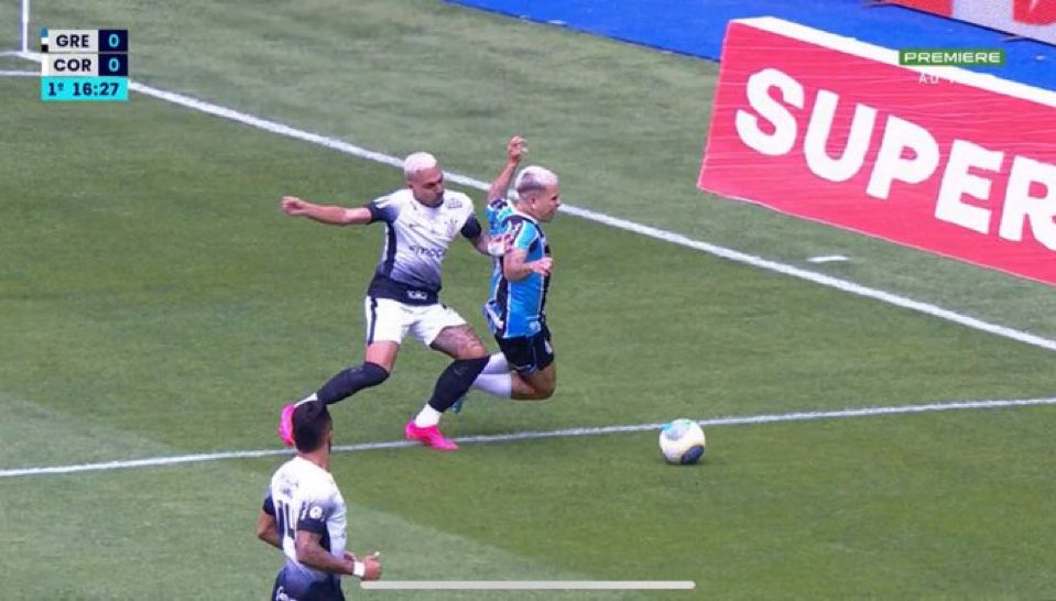 soccergfbpa's tweet photo. Neste lance o VAR nem fez questão de chamar. 

Jogar contra Corinthians e o sistema é osso. https://t.co/Okhk9ErvEW