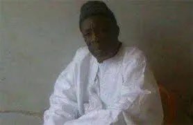 ecris_le_tien's tweet photo. Qui est à l’origine des car « Ndiaga Ndiaye » ?

Si le « Ndiaga Ndiaye » rime avec transport lent et insécurité routière, d’où est ce que ce véhicule de transport en commun (Mercedes-Benz 508d) typiquement sénégalais tire son nom ?

Voici l’histoire d’un homme qui est devenu aussi célèbre que le riz au Sénégal.
Ndiaga Ndiaye est né en 1931 à Daaru Mousty, dans la région de Louga. Après ses études coraniques, il entame une voix autre que celui de son père agriculteur. 👇🏿