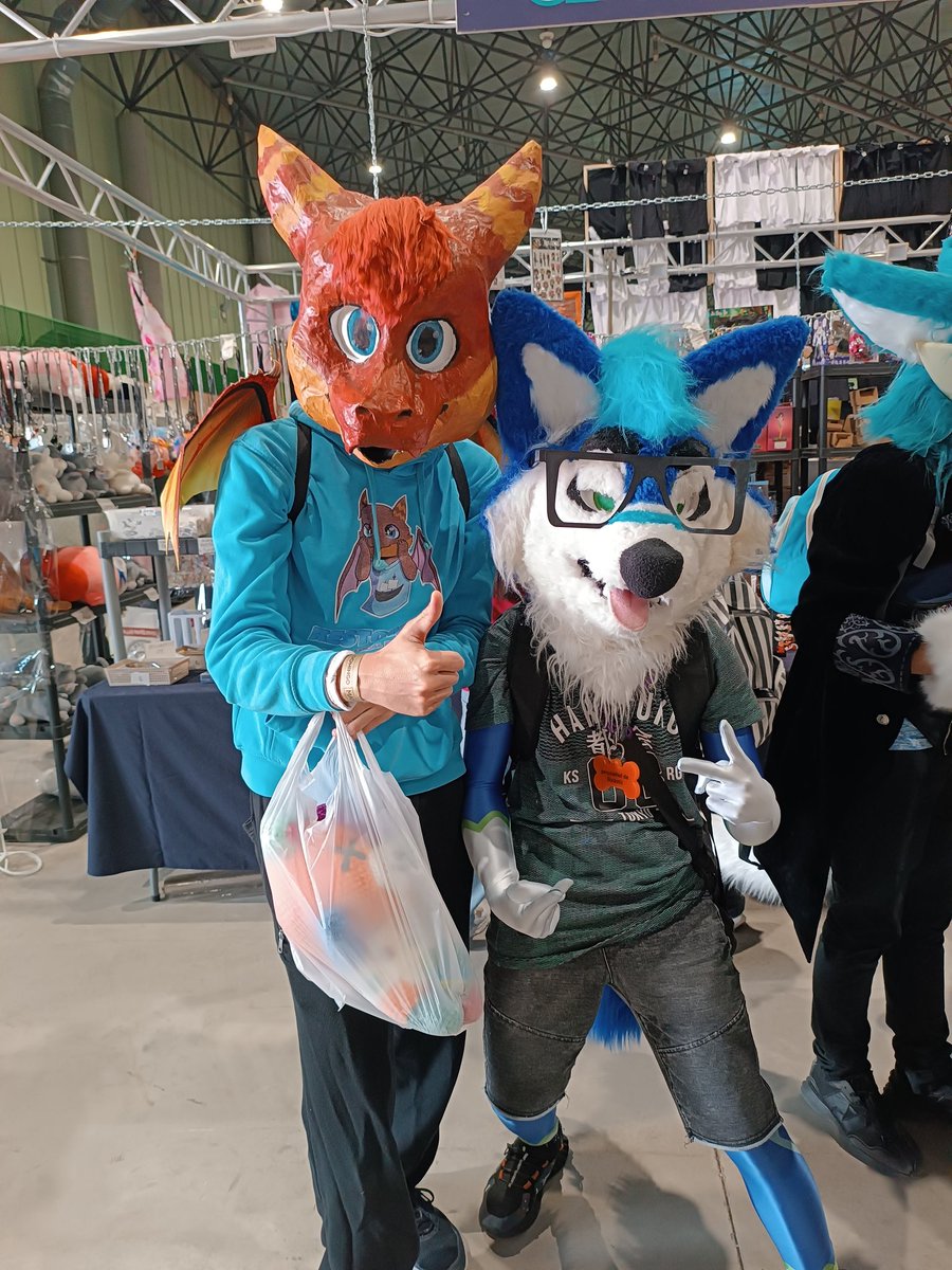 He conocido a mas gente en el #Mangafest #Mangafest24 y he conseguido socializar, wtf

new frends yippie =D