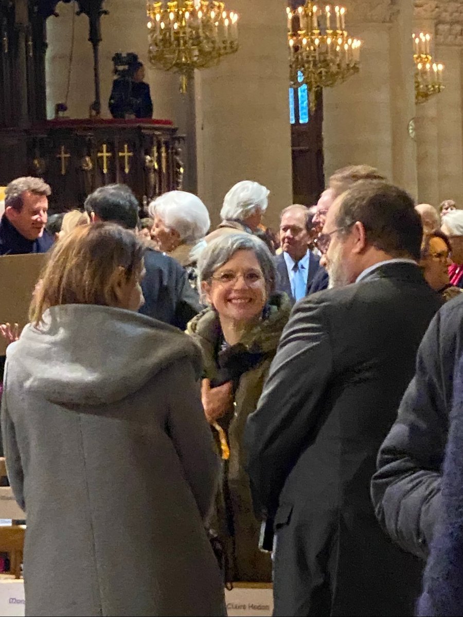 __Verlaine__'s tweet photo. Bonsoir Mme Sandrine Rousseau, ôtez-moi d'un doute, c'est bien vous que l'on voit sur ces images diffusées par les médias ?
🤔
Après avoir affirmé il y a 2 ans que : «Les religions monothéistes ont la volonté de contrôler le corps des femmes»
Avez-vous eu l'impression que votre corps soit contrôlé en vous rendant à #NotreDameDeParis ?