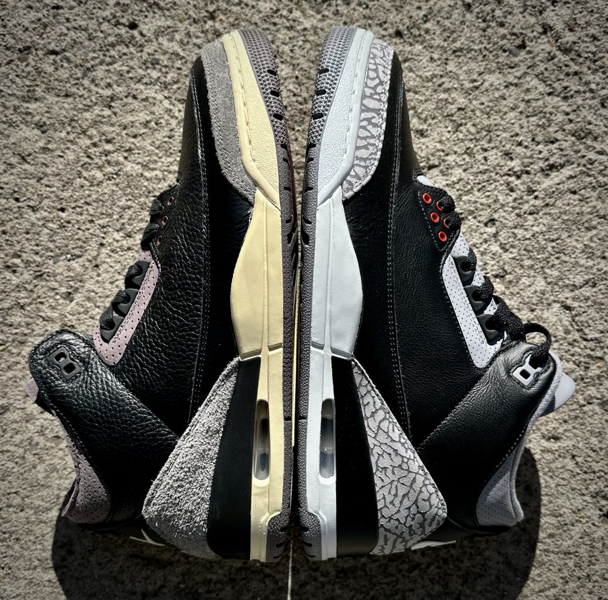 APMahoney's tweet image. &quot;i&apos;M pAsSiNg oN tHe aMm3s &apos;cAuSe tHeY lOoK lIkE tHe bC3s.&quot; 🙄

🍎&apos;s  &amp;amp; 🍊&apos;s 

@maniere_usa @Jumpman23 @Nike #amamaniere #BC3 #AMM3 #Jordan #nike #yoursneakersaredope #SNKRS #snkrsliveheatingup #snkrskickcheck