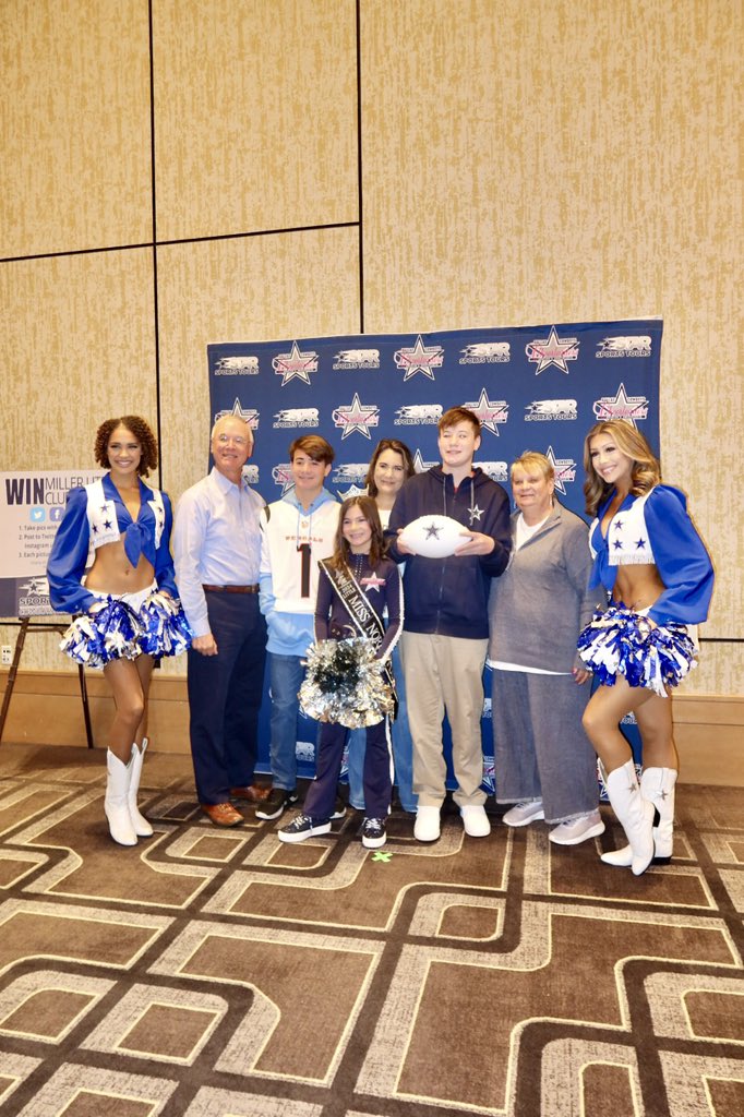 StarSportsTours's tweet photo. 😍Dallas Cowboys CHEERLEADERS😍 The girls have arrived!
#CINvsDAL
#DallasCowboys #OnlyWithSST #CowboysTravel #CowboysNation #WeDemBoyz #meetandgreet #dcc #cheer #cheerleaders https://t.co/Qg4ldyyiMB
