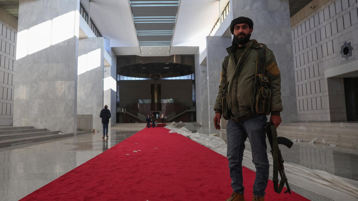 RFI's tweet photo. Les États-Unis ont mené des frappes aériennes sur plus de 75 cibles du groupe État islamique en Syrie https://t.co/hAF1ah5UQ3 https://t.co/qpMCFCM7NW