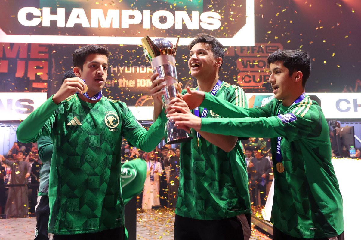 SaudiNT's tweet photo. رحبوا معنا بأبطال العالم ROCKET LEAGUE 🏆🇸🇦
#FeWCRL https://t.co/tGogmKkBvc