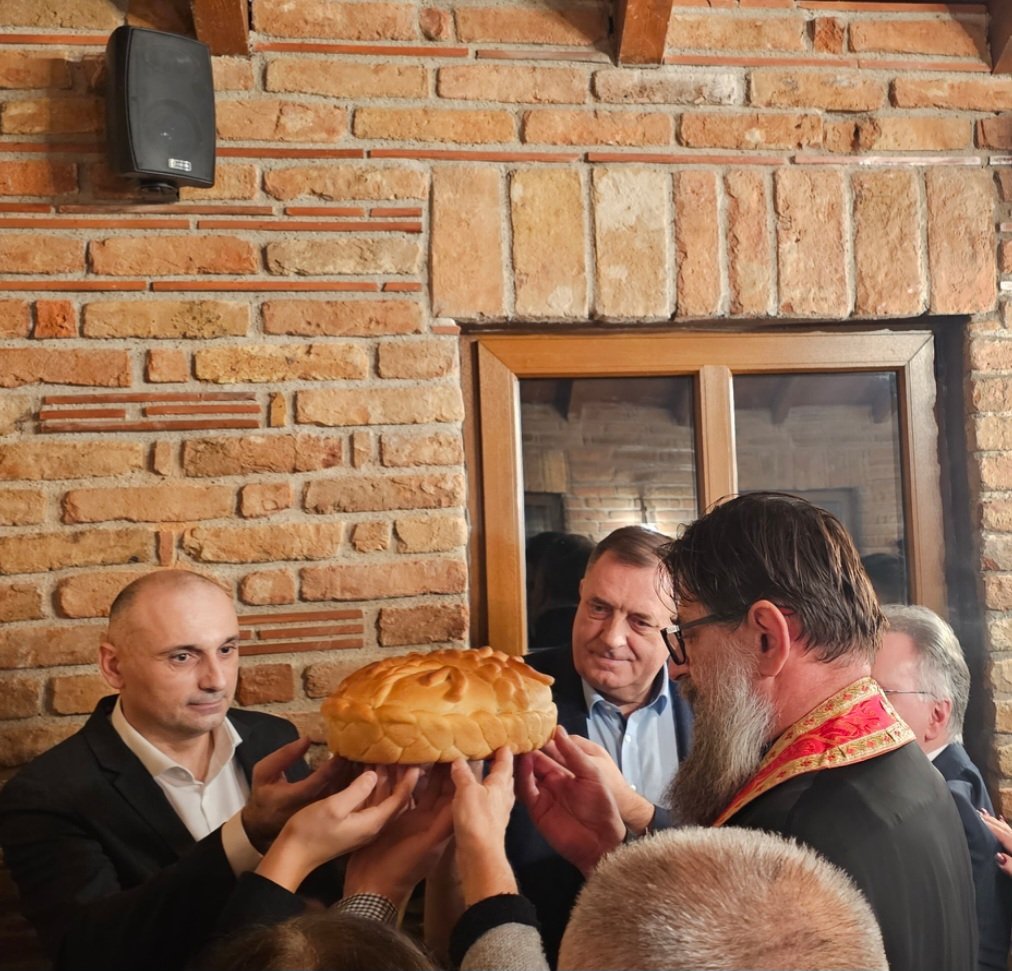 Вјерујем у снагу мог брата, пријатеља и саборца, <a href="/MiloradDodik/">Милорад Додик</a>, вјерујем да ће се брзо опоравити, као што он увијек вјерује у свој народ и нашу Републику Српску!

Ово је само још једна битка коју ће он успјешно савладати!