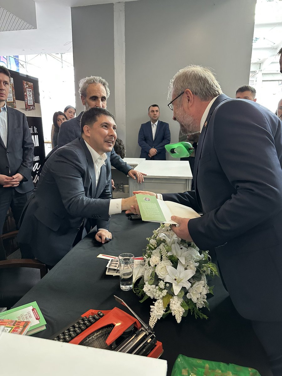 Şükrü ÖZEK (@sukruozek) on Twitter photo Cumhurbaşkanımızın Özel Kalem Müdürü Büyükelçi değerli hemşehrimiz Prof. Dr. Hasan Doğan beyfendinin 21'inci Ankara Kitap Fuarı'nda düzenlenen imza gününde okurlarıyla birlikte bir araya geldik.
“Osmanlı Devlet Geleneğinde Denetim” adlı yeni kitabı hayırlı olsun.
<a href="/hasandogan/">Hasan Doğan</a> Cumhurbaşkanımızın Özel Kalem Müdürü Büyükelçi değerli hemşehrimiz Prof. Dr. Hasan Doğan beyfendinin 21'inci Ankara Kitap Fuarı'nda düzenlenen imza gününde okurlarıyla birlikte bir araya geldik.
“Osmanlı Devlet Geleneğinde Denetim” adlı yeni kitabı hayırlı olsun.
<a href="/hasandogan/">Hasan Doğan</a>