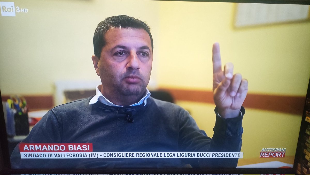 unoenessunoe's tweet photo. Ai funerali di #VincenzoMarcianò era presente un neo consigliere regionale #Sorriento, ora eletto nella lista Toti , come era presente il sindaco di Valle Crosia #Biasi #report https://t.co/94sO1ejRMW