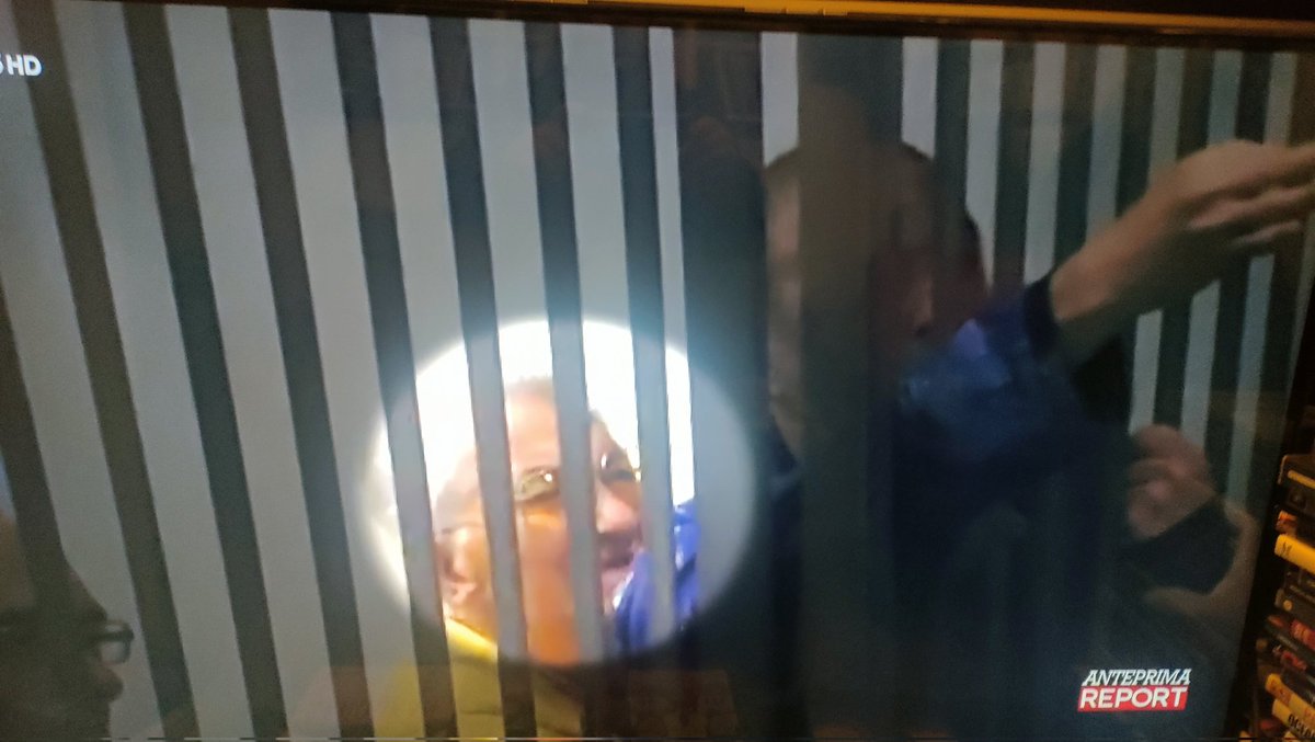 unoenessunoe's tweet photo. Ai funerali di #VincenzoMarcianò era presente un neo consigliere regionale #Sorriento, ora eletto nella lista Toti , come era presente il sindaco di Valle Crosia #Biasi #report https://t.co/94sO1ejRMW