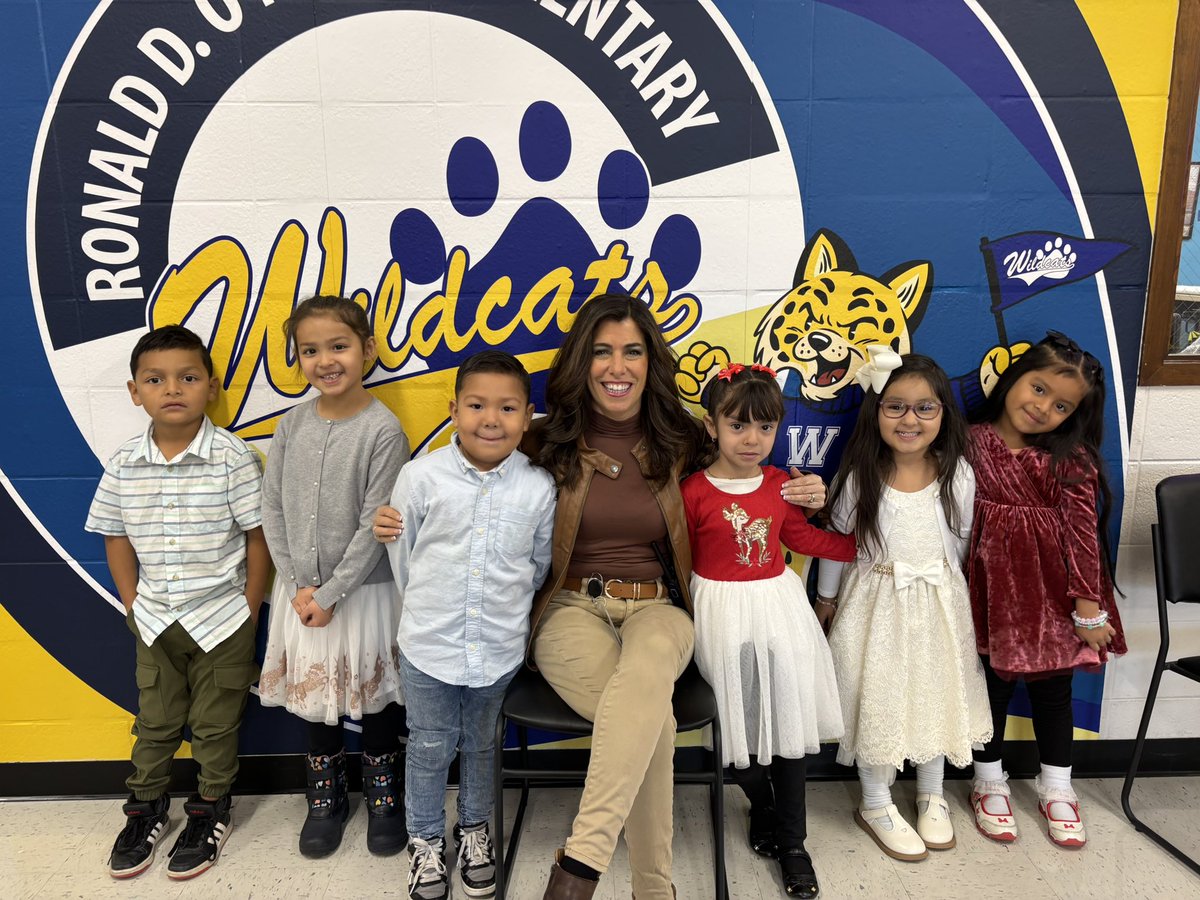 deannamicaletti's tweet photo. Wildcat holiday dress up days! #🎅🎁 https://t.co/OBbc4Wl7Az