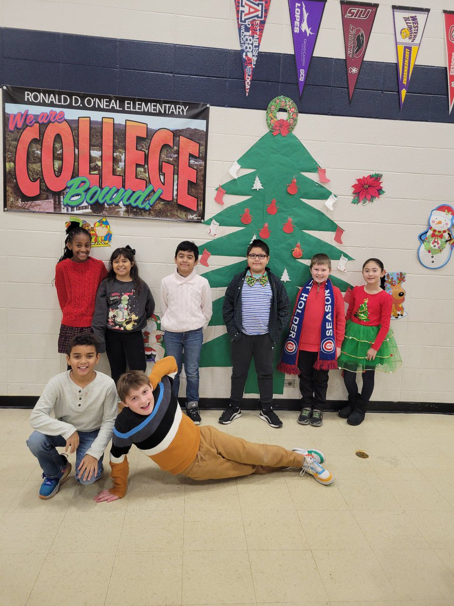 deannamicaletti's tweet photo. Wildcat holiday dress up days! #🎅🎁 https://t.co/OBbc4Wl7Az