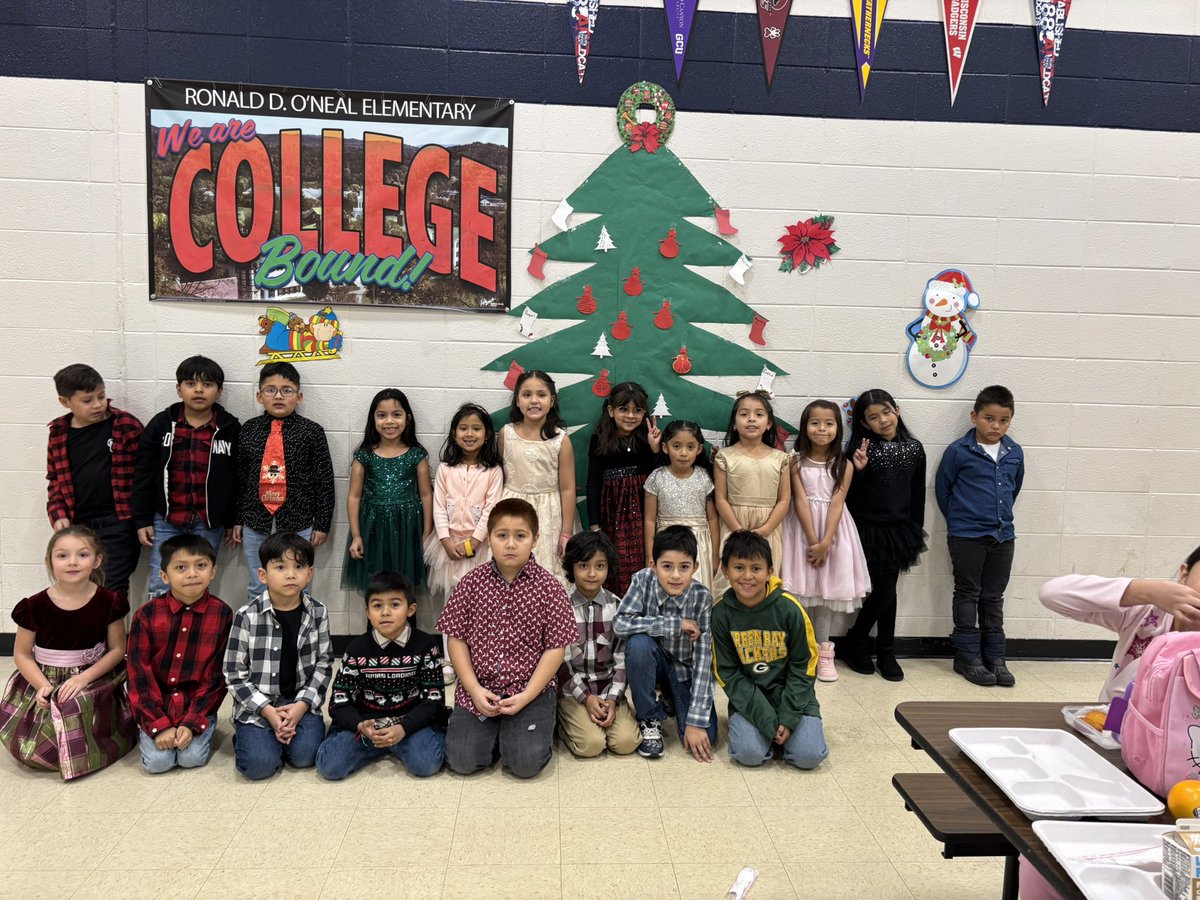 deannamicaletti's tweet photo. Wildcat holiday dress up days! #🎅🎁 https://t.co/OBbc4Wl7Az