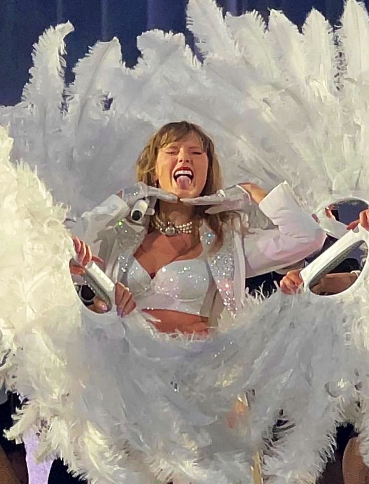 thisisvertrying's tweet image. #ThankYouTaylor thank you for all the things you gave us during the tour, thank you for the tour itself, for midnights, for speak now tv, for 1989 tv, for TTPD, for eras movie and book, thank you for eras tour being my source of joy throughout these past two years, especially…