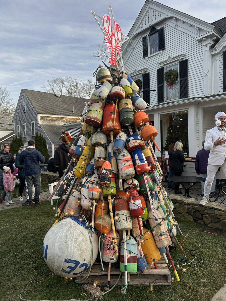 JustYourAvgJoe_'s tweet photo. Yarmouth Port Christmas Stroll. ๐
#lighthousekeepers #YarmouthPort #CapeCod #MerryChristmas https://t.co/pdhsJGYU4E