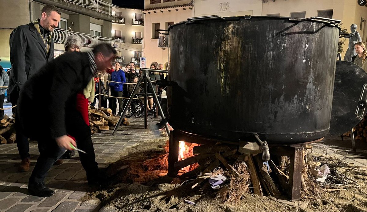 3CatInfo's tweet photo. Brou amb aigua termal: Caldes de Montbui en reparteix 10.000 litres al Mercat de Nadal https://t.co/Rik67OhV1c https://t.co/FtYC4vnjBO