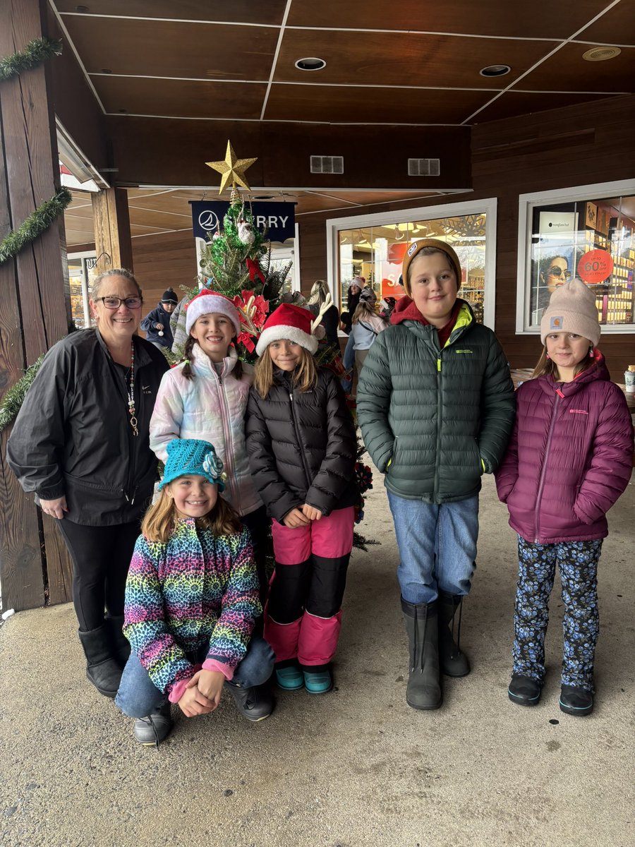 Some GF groups spreading cheer by decorating trees to donate in our community! 🎄❤️🖤