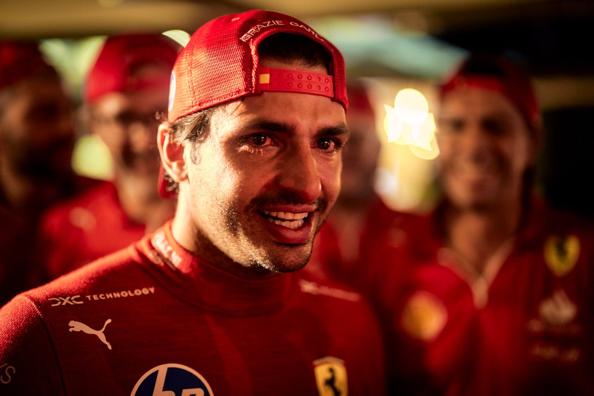 ElReyGuiri's tweet photo. Carlos, con los ojos llorosos en su despedida con Ferrari 🥹 https://t.co/gXRRGYsAc0