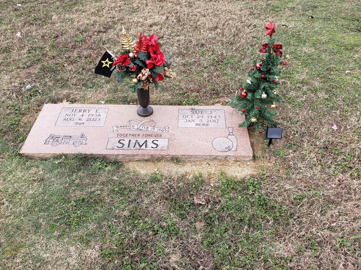 clauder_305's tweet photo. Got mom and dad a tree for christmas https://t.co/UUR86qws7y