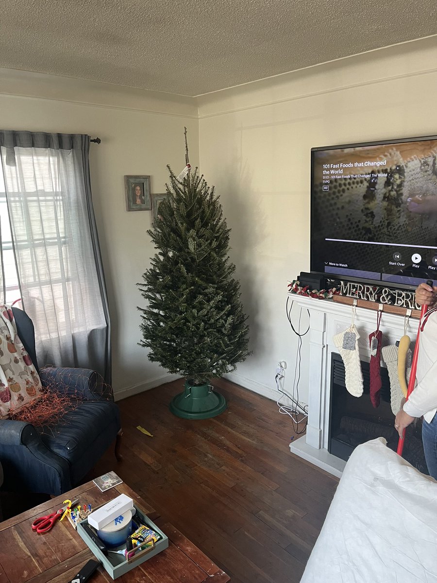 Heroplenty's tweet photo. Picked out the LaFata Christmas tree and set it where it goes in the living room to open up a little, now itโs time to work on dinner! #SauceOnSunday #ItalianLife ๐ฒ ๐ https://t.co/bUmFeRoE9N