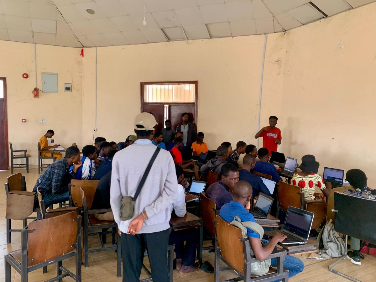 busoyeom's tweet image. Week 3 of 6 in the #IEEE Hardware Training by @IEEE_UISB: I had the privilege of introducing embedded systems programming to participants. Using #Arduino_Nano, we explored the basics of embedded systems, writing code, creating functions, and applying them in real-world scenarios