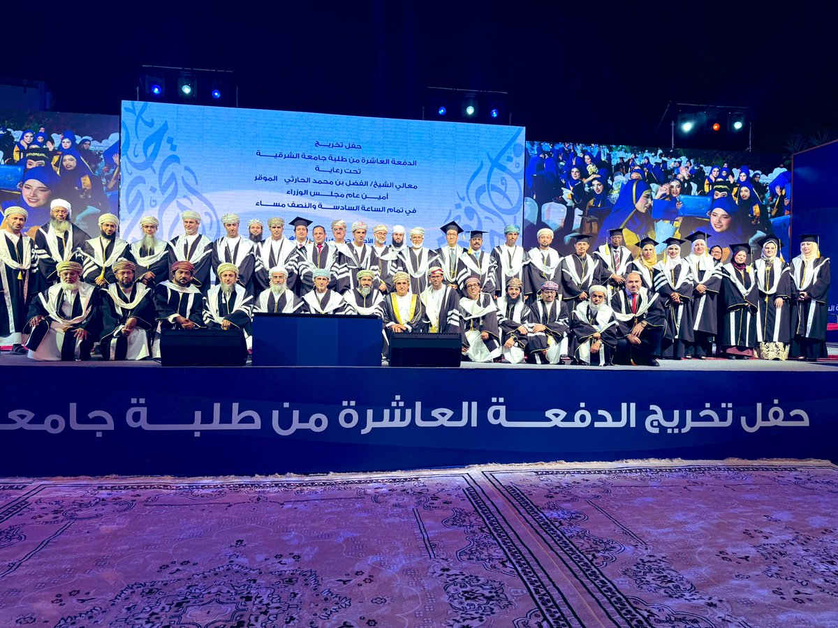 CAH_ASU_OM's tweet photo. صورة جماعية لأساتذة كلية الآداب والعلوم الإنسانية بجامعة الشرقية @AsharqiyahUni وذلك ضمن مشاركتهم بحفل تخريج أبناءهم الطلبة الدفعة العاشرة بالجامعة.
8-12-2024
أدام الله عليكم الخير والبركة. https://t.co/WBEXucBNpQ