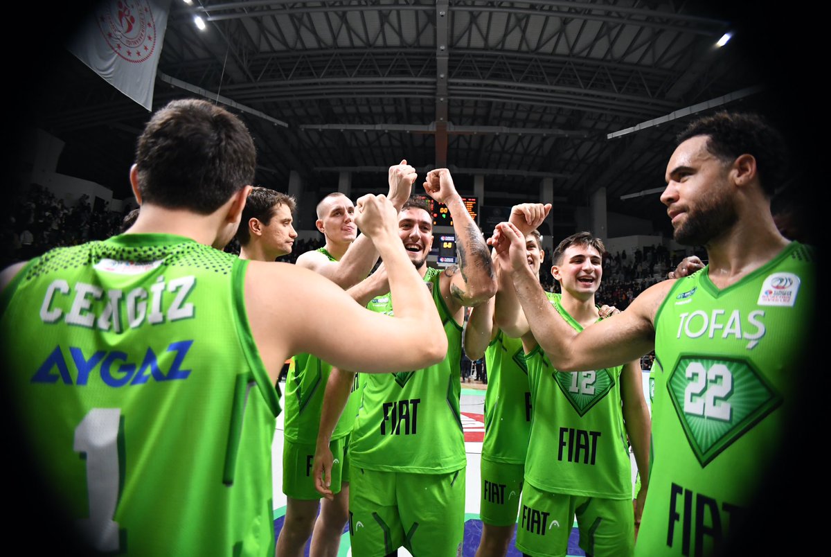 TofasSporKulubu's tweet photo. #BSL | 📸 Resmi maçlardaki üst üste 1⃣6⃣. 𝗴𝗮𝗹𝗶𝗯𝗶𝘆𝗲𝘁! Bu galibiyet güzel 𝗕𝗨𝗥𝗦𝗔’𝗠𝗜𝗭𝗔 gelsin! 🫡 Muhteşem desteğin için teşekkürler #BasketbolKentiBursa 💙💚 #WeStayTOGETHER #BirlikteZaferlere https://t.co/trmgpNSOwo