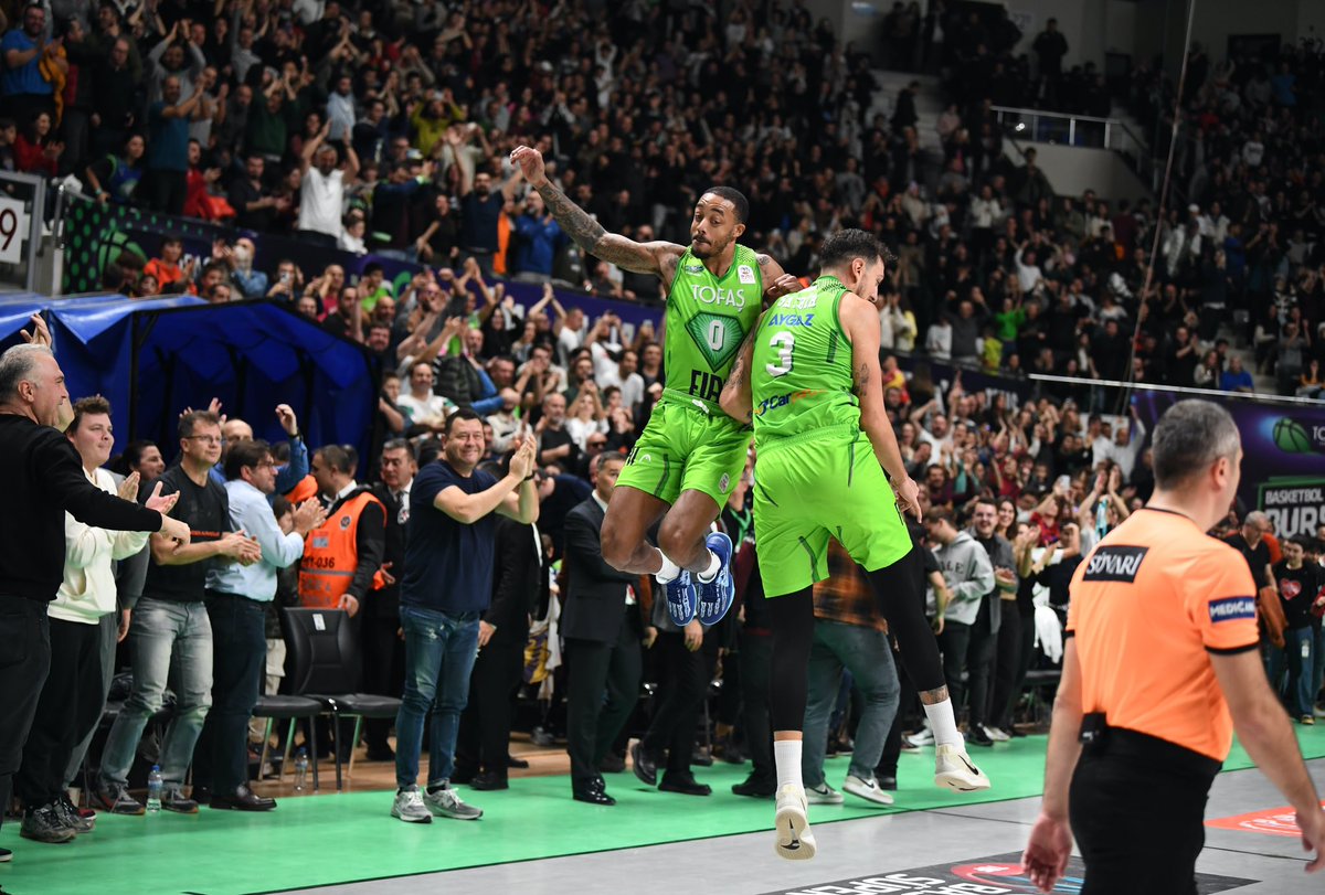 TofasSporKulubu's tweet photo. #BSL | 📸 Resmi maçlardaki üst üste 1⃣6⃣. 𝗴𝗮𝗹𝗶𝗯𝗶𝘆𝗲𝘁! Bu galibiyet güzel 𝗕𝗨𝗥𝗦𝗔’𝗠𝗜𝗭𝗔 gelsin! 🫡 Muhteşem desteğin için teşekkürler #BasketbolKentiBursa 💙💚 #WeStayTOGETHER #BirlikteZaferlere https://t.co/trmgpNSOwo