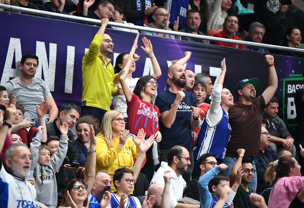 TofasSporKulubu's tweet photo. #BSL | 📸 Resmi maçlardaki üst üste 1⃣6⃣. 𝗴𝗮𝗹𝗶𝗯𝗶𝘆𝗲𝘁! Bu galibiyet güzel 𝗕𝗨𝗥𝗦𝗔’𝗠𝗜𝗭𝗔 gelsin! 🫡 Muhteşem desteğin için teşekkürler #BasketbolKentiBursa 💙💚 #WeStayTOGETHER #BirlikteZaferlere https://t.co/trmgpNSOwo
