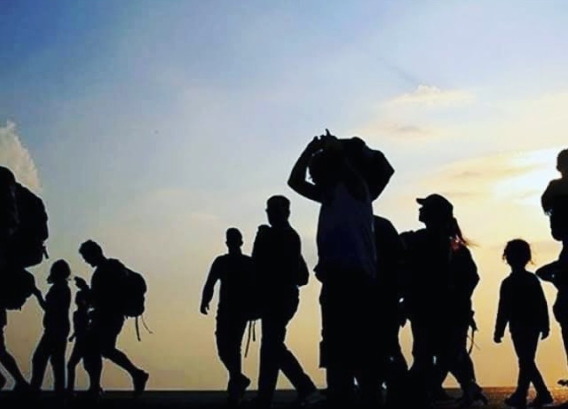 “Yası Tutulamayan Hayatlar” 

Bunca acı ve gözyaşından sonra Aralanan yeni umut kapısının tüm Suriye Halklarına barış ve özgürlük getirmesini diliyorum.  

Direnişten ağıta dönüşen “Mawtini mawtini” marşı gibi.

#Suriye #oezguersuriye