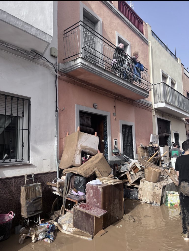 Una reflexión antes de dormir. #Valencia  necesita ayuda. Todas las poblaciones afectadas por la #gotafría Pero al sur, en la Ribera Alta, ciudades como L'Alcúdia, Guadassuar o Algemesí corren el riesgo de quedar en el olvido. No nos dejes solos. Por favor. Es fácil que, alejadas