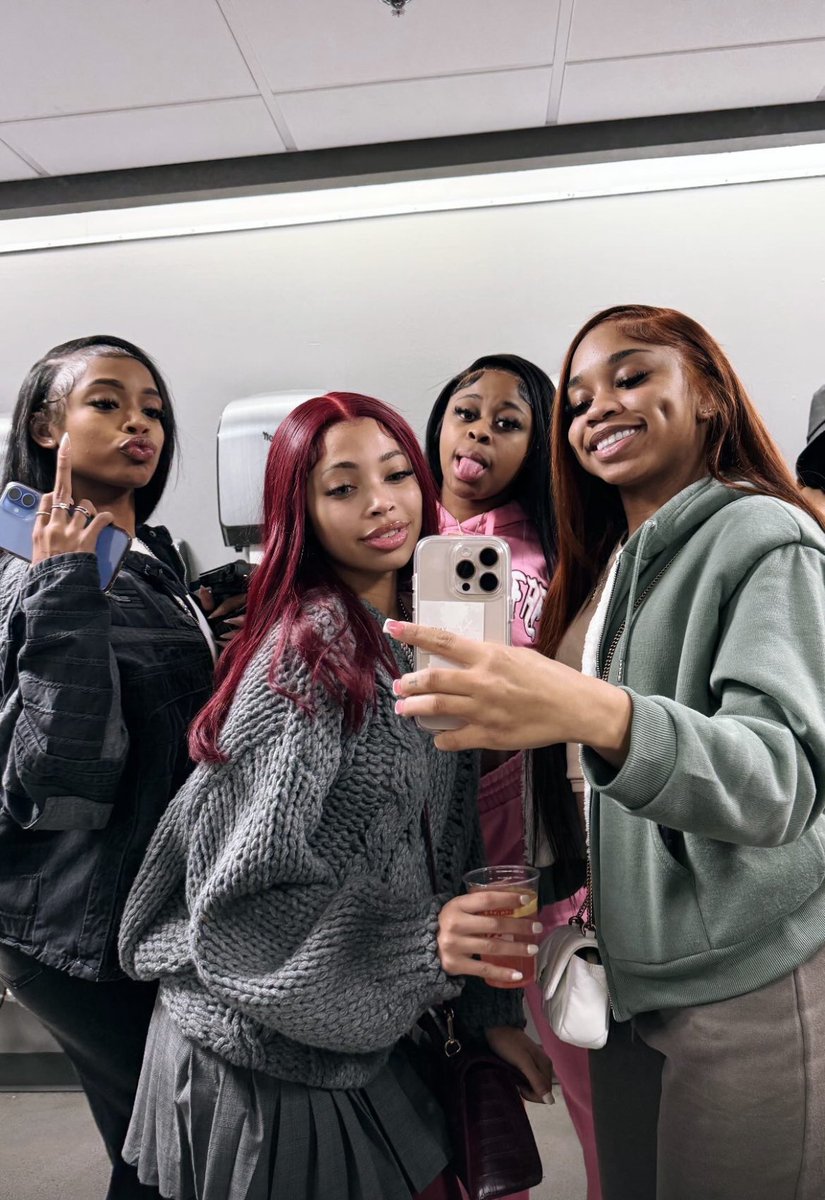 hereforfun1_'s tweet photo. I want a nice lil friend group so bad>>> https://t.co/O0VpDsCpFZ