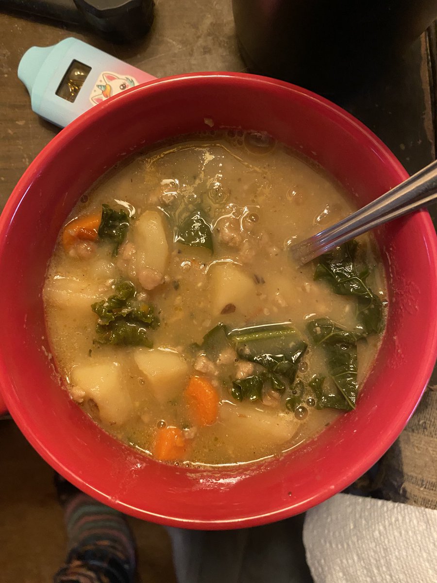 Jedigrl99's tweet photo. When it’s cold &amp; rainy, I make #soup 
#vegan #soupforthesoul 🧅🧄🥔🥕
Vegan Zuppa Toscana 🥄 https://t.co/411dSiSL4J