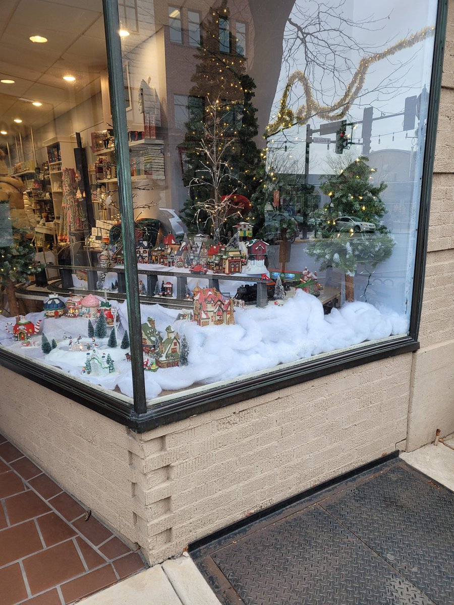 JamiLynGreer1's tweet photo. We liked Mrs Robinson's Tea Shop best at the #kennettsquare #window display contest https://t.co/cnUydPeJXT