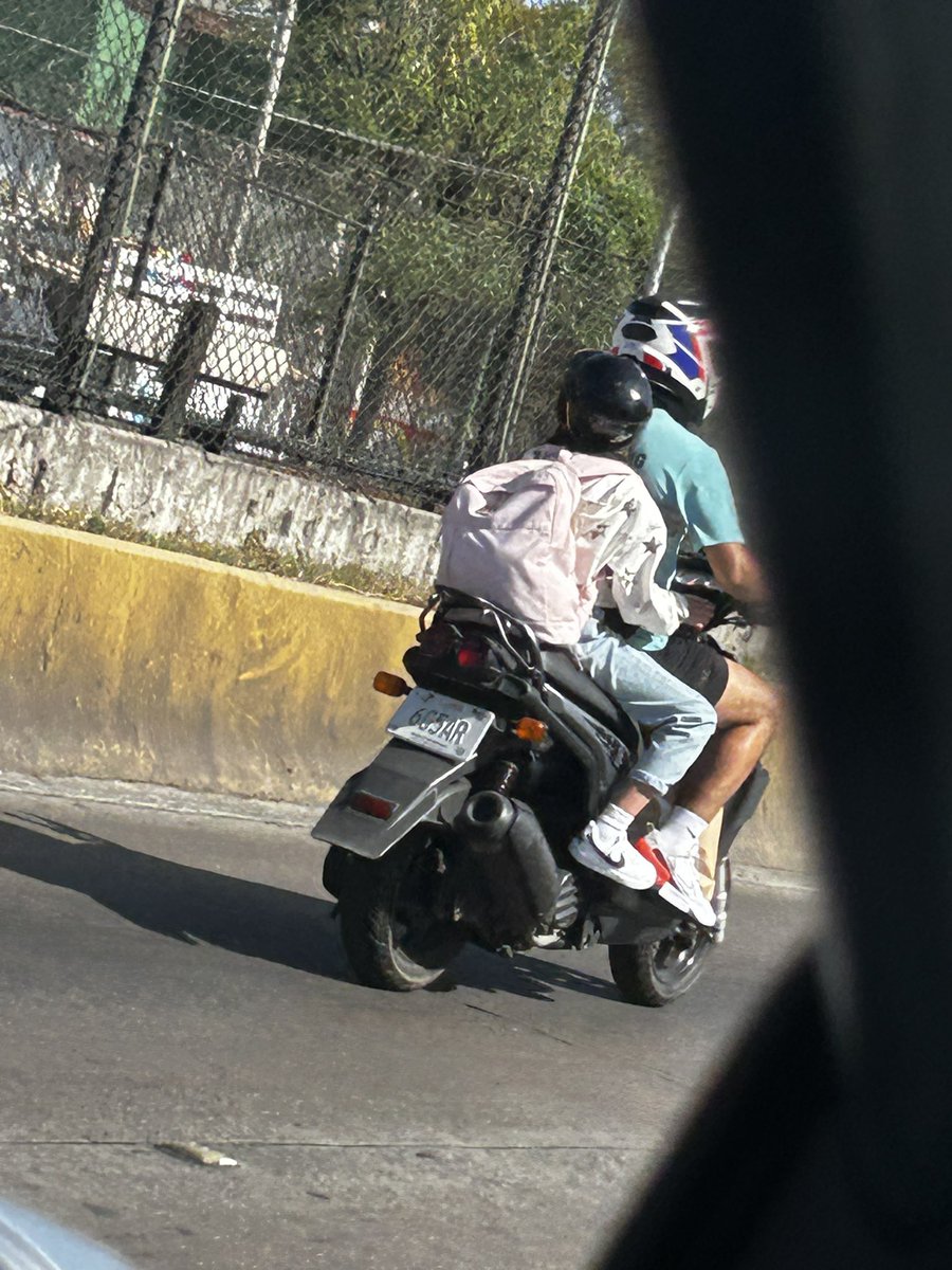 AleexisVe's tweet photo. Moto de baja cilindrada en carriles centrales de Circuito interior placa. 6G5AR. Son un peligro tanto para conductores como para ellos mismos, agregándole que van con un menor de edad.
@LaSEMOVI @SSPCMexico https://t.co/KTqLB5z7Gc