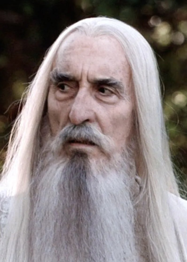 zwitjoy_'s tweet photo. J-3 avant la sortie de La Guerre des Rohirrim au cinéma !

Malgré son décès en 2015, Christopher Lee prête à nouveau sa voix au personnage de Saroumane, son rôle emblématique.

Des enregistrements d’archives inédites de l’acteur, issus des précédents films, ont été utilisés. https://t.co/pPnOIIoN1w