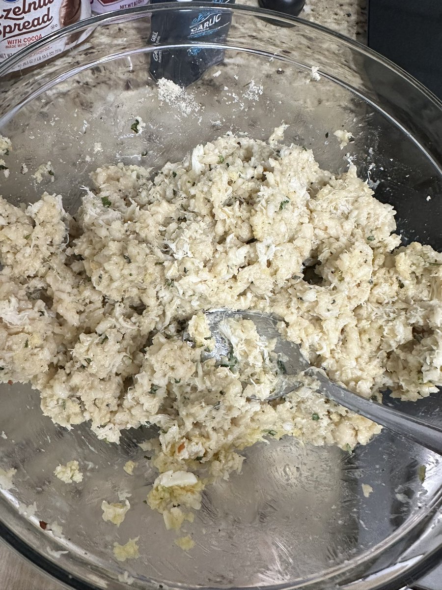 GQ_Blu's tweet photo. Making aracini for the first time. I have chilled Parmesan risotto, crab meat, panko, a beat egg, tarragon and basil. Rolling these into balls and then deep frying them. #BlackMenCook #Homemade #SundayDinner https://t.co/IriaxVz2vf