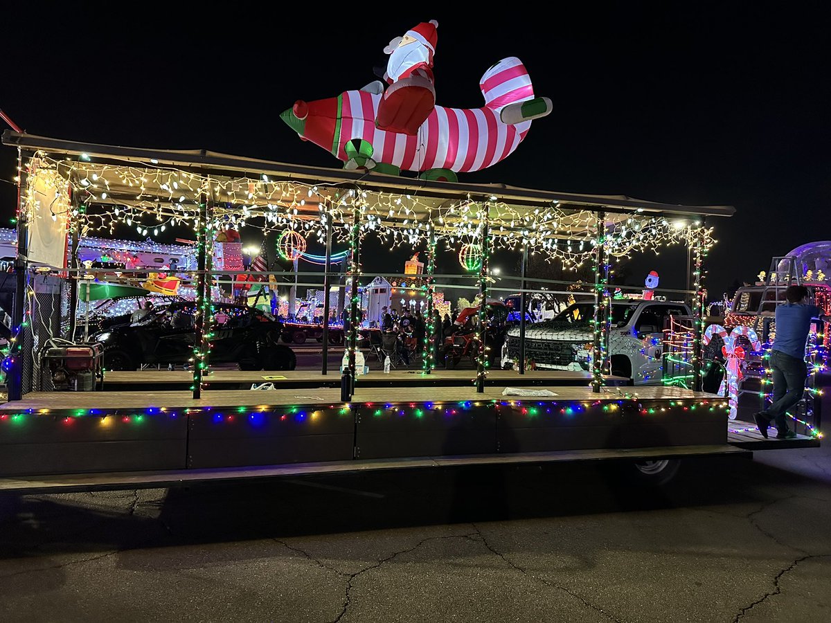 CWAnnOBrien's tweet photo. I had such a blast at last night’s APS #ElectricLightParade 🎄

Joined by family and friends, we handed out candy to the thousands of kids lining the streets of the 2mi parade route! I even got to climb into the firetruck and meet Santa! 🎅 https://t.co/mwTT91COT2